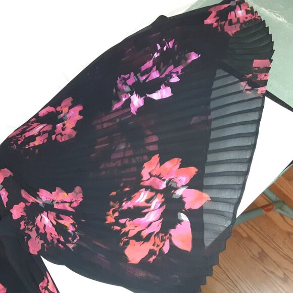 VINCE CAMUTO LADIES BLOUSE TOP ACCORDION SLEEVES LARGE BLACK W/RED & PINK FLOWER - Picture 4 of 5